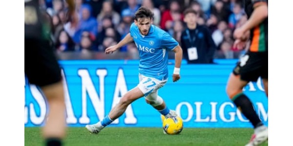 Khvicha Kvaratskhelia despede-se de Neapolis, uma cidade louca por futebol Khvicha Kvaratskhelia despede-se de Neapolis, uma cidade louca por futebol